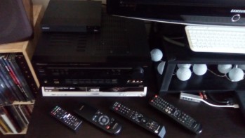 Vue Ampli + lecteurs Blu-ray &amp; DVD + télécommandes