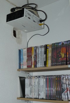 LE PROJECTEUR DANS LE PLACARD AVEC LA DVDTHÈQUE EN DESSOUS